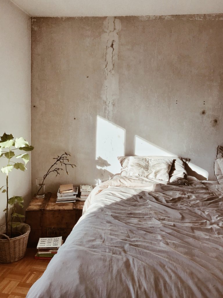 Schlafzimmer mit Bett und Nachttisch