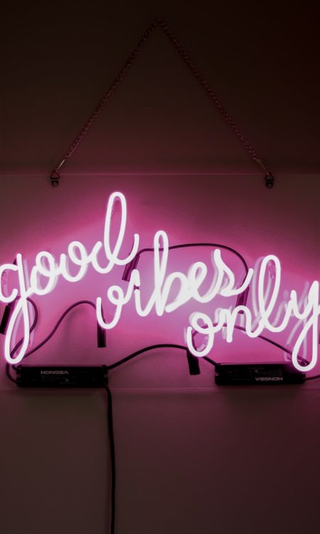 Leuchtschrift good vibes only