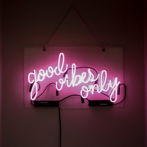 Leuchtschrift good vibes only